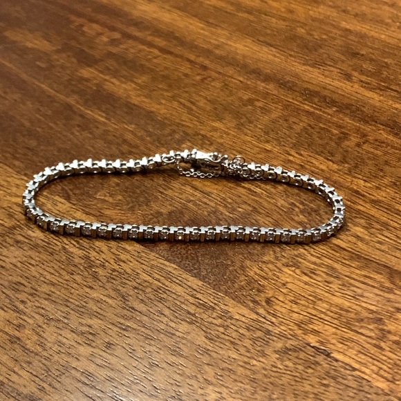 14k white gold tennis bracelet with 60 diamonds. - Picture 2 of 4